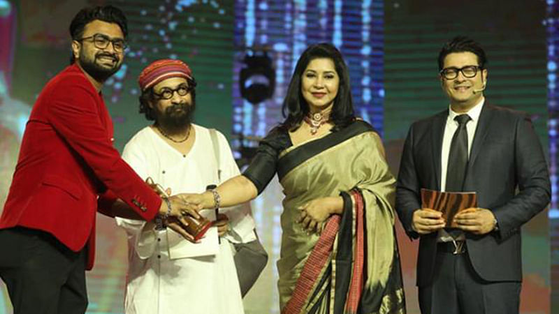 Imran receives Best Singer award for ‘Ohe Shyam’. Photo: Abdus Salam