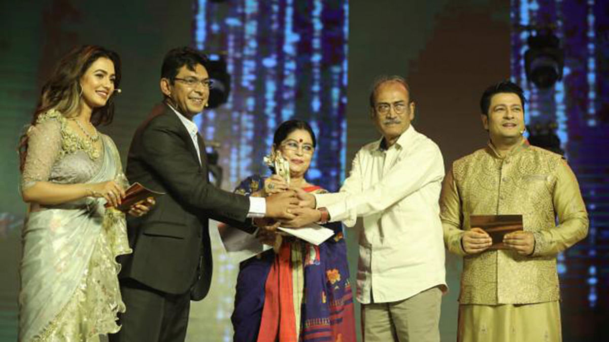 Chanchal Chowdhury receives Best Actor award (Critic Choice) for film ‘Debi’. Photo: Abdus Salam