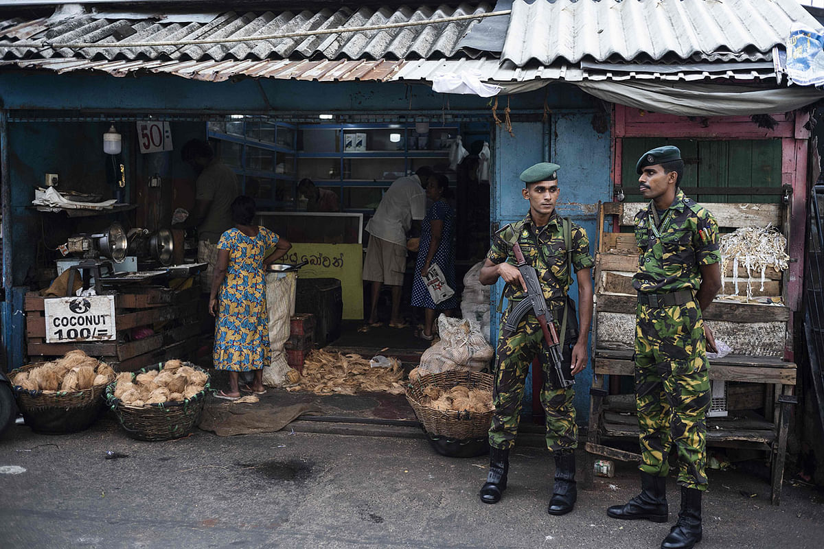 Sri Lankan soldiers stand guard next to a store near St. Anthony`s Shrine in Colombo on 28 April 2019, a week after a series of bomb blasts targeting churches and luxury hotels on Easter Sunday in Sri Lanka. Photo: AFP