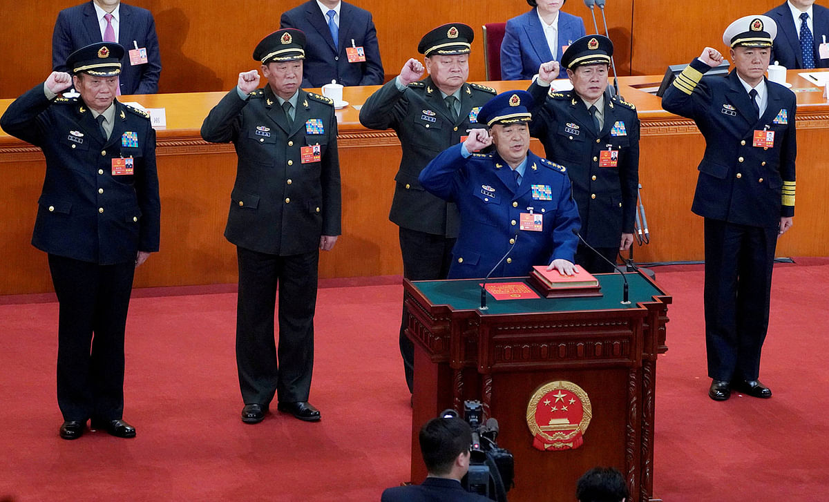 Newly elected vice chairman of the Central Military Commission Xu Qiliang (bottom) and (2nd row L to R) members of the Central Military Commission Zhang Shengmin and Li Zuocheng, vice chairman of the Central Military Commission Zhang Youxia, members of the Central Military Commission Wei Fenghe and Miao Hua, take an oath to the Constitution at the sixth plenary session of the National People`s Congress (NPC) at the Great Hall of the People in Beijing, China on 18 March 2018. Photo: Reuters