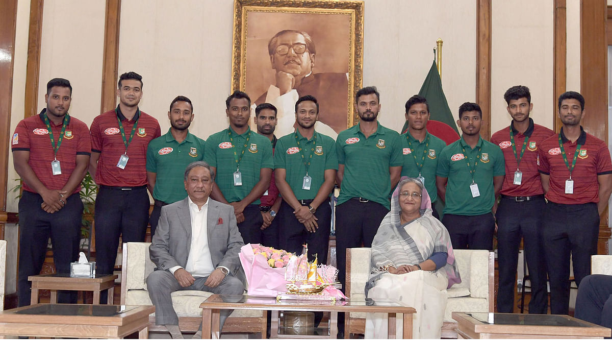 The Bangladesh squad for ICC Cricket World Cup 2019 takes part in a photo session with prime minister Sheikh Hasina at her official Ganabhaban residence in Dhaka on Tuesday. Photo: PID