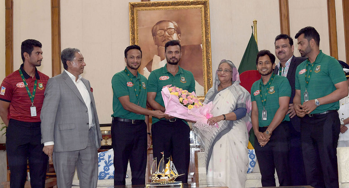 The Bangladesh squad for ICC Cricket World Cup 2019 calls on prime minister Sheikh Hasina at her official Ganabhaban residence in Dhaka on Tuesday. Photo: PID
