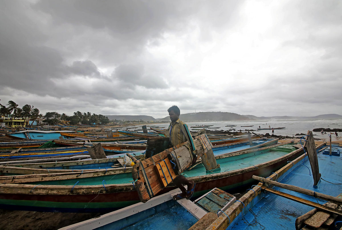 A fisherman carries his tools as he leaves for a safer place after tying his boats along the shore ahead of cyclone Fani in Peda Jalaripeta on the outskirts of Visakhapatnam, India,1 May 2019. Photo: Reuters