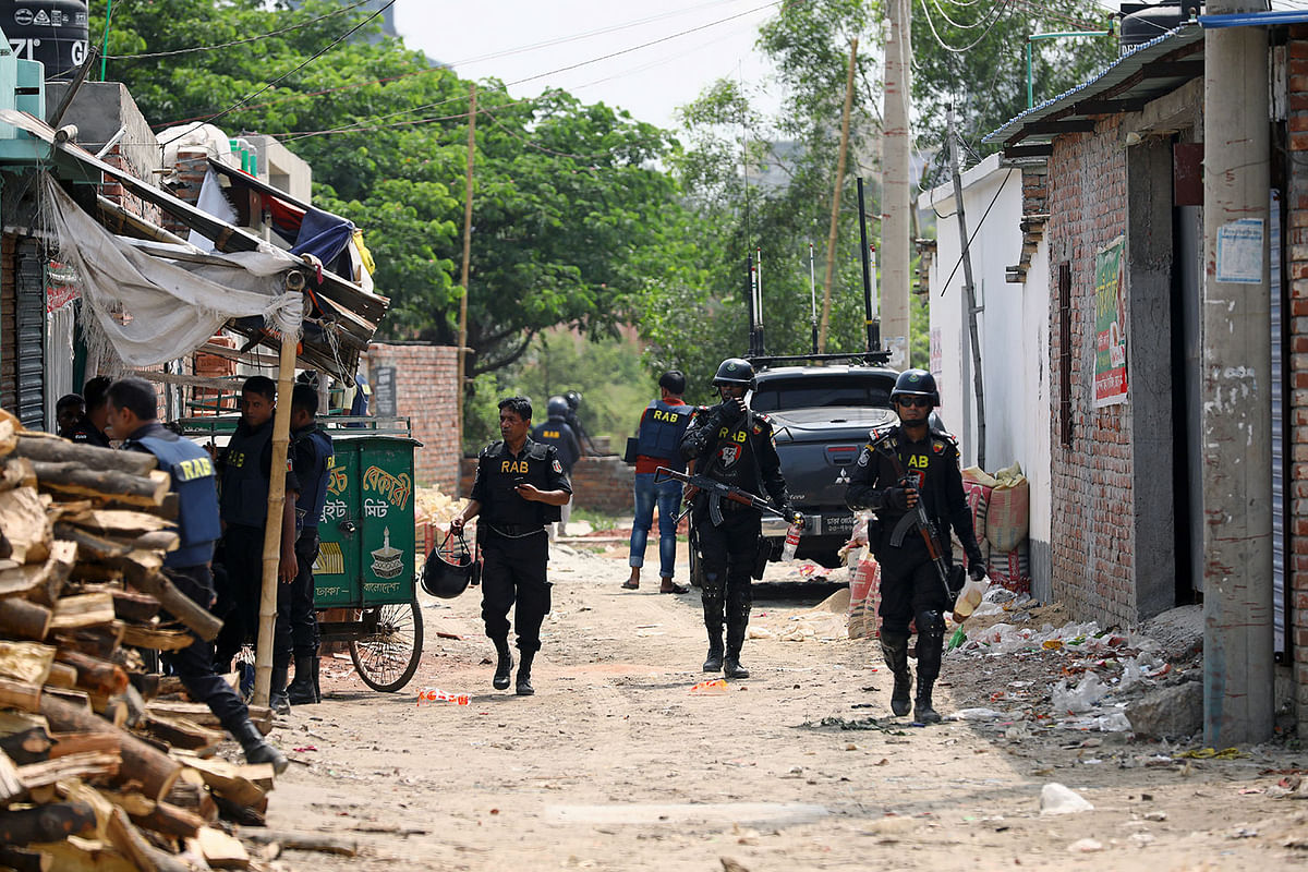 Security personnel walk near a militant den in the Bosila area where militants were killed in a blast in Dhaka, Bangladesh, 29 April 2019. Photo: Reuters