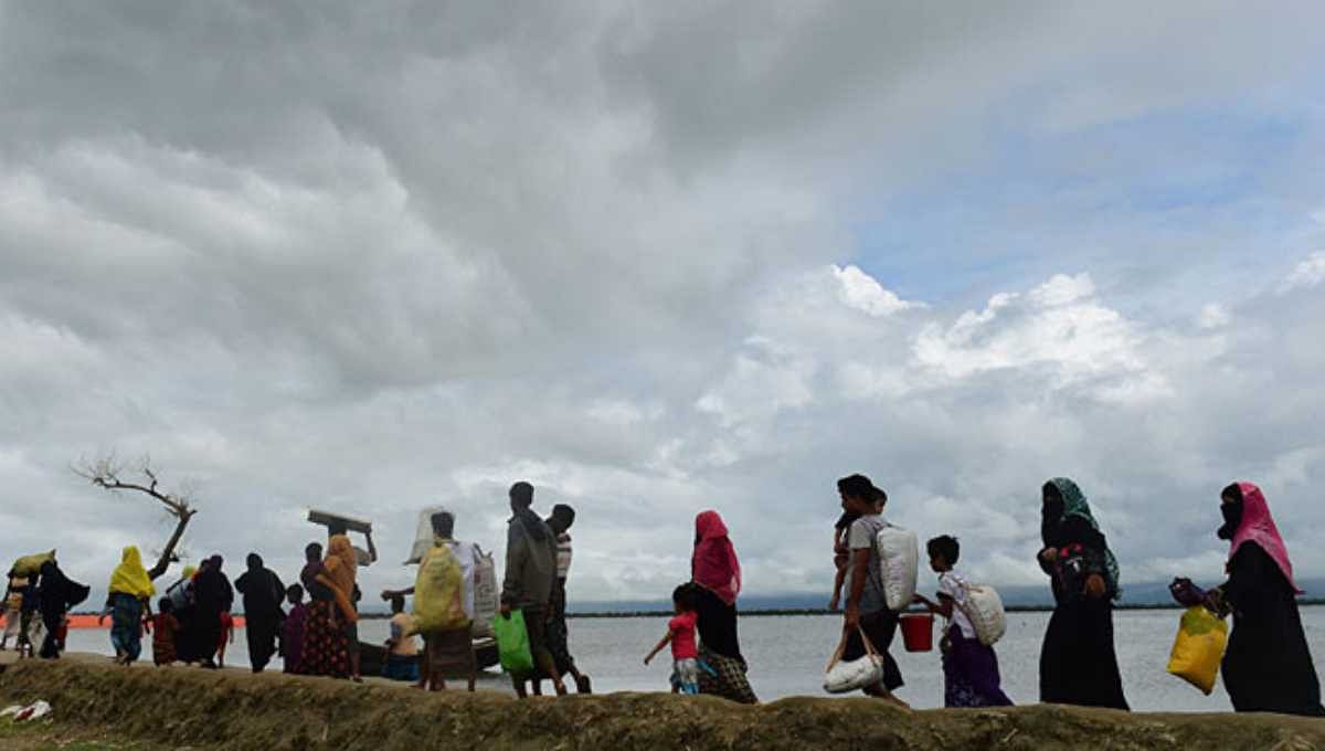 Rohingya people enter Bangladesh territory through Teknaf bordering area. UNB file photo