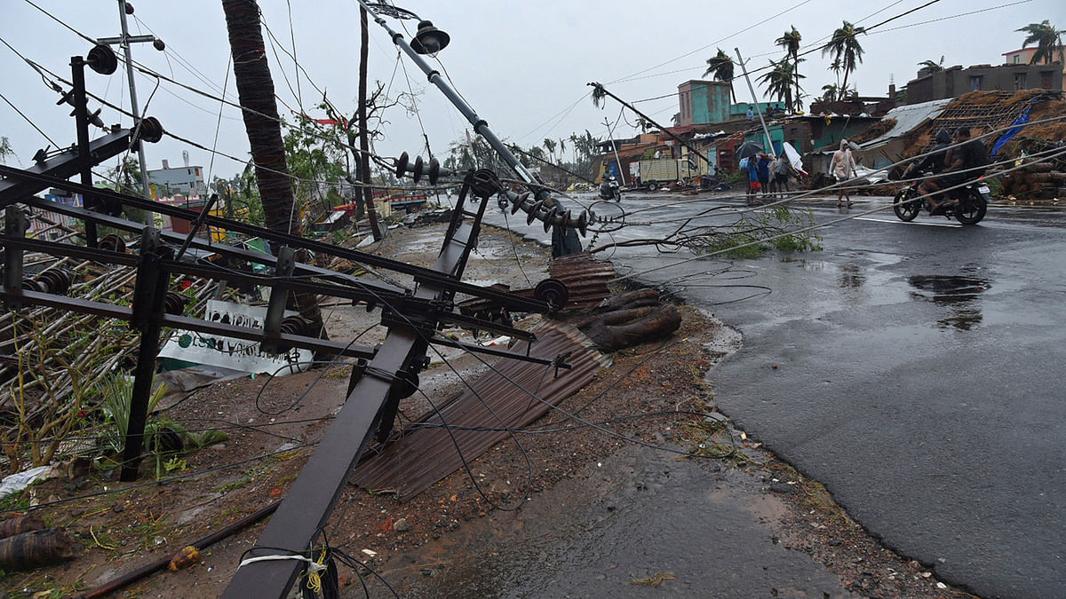Fallen utility poles are pictured after Cyclone Fani hit Puri, in the eastern state of Odisha, India, 3 May, 2019. Photo: Reuters