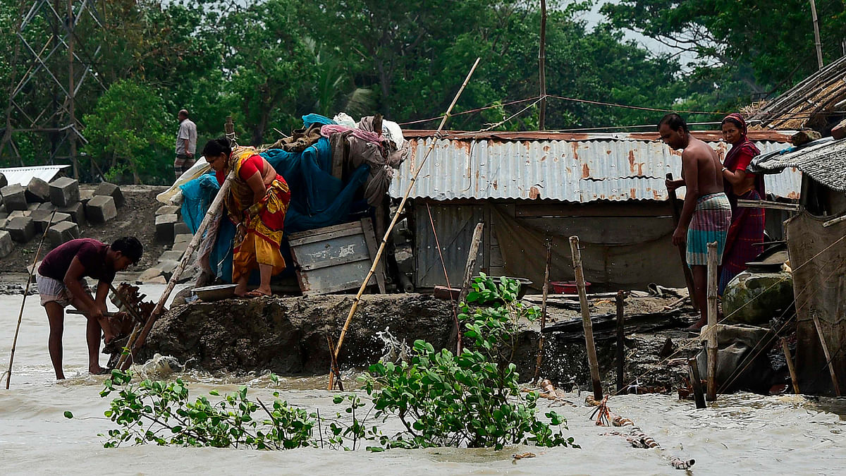 People fix their damaged homes amid high waters in Khulna on 4 May, 2019, as cyclone Fani reached Bangladesh. Photo: AFP