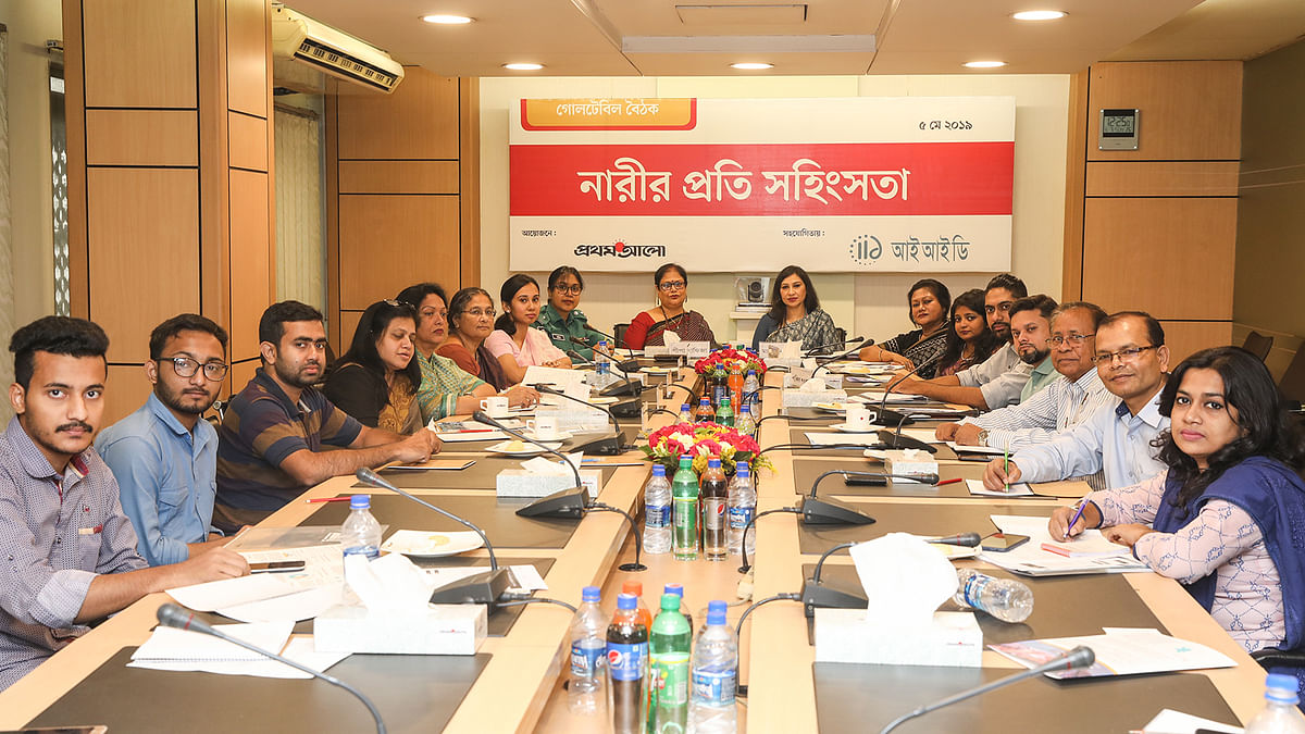 Discussants pose for a photograph at a roundtable on violence against women at CA Bhaban in Karwan Bazar on Sunday. Photo: Syful Islam.