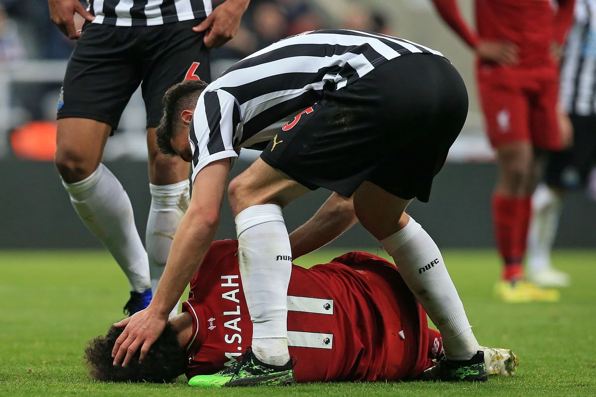 Egyptian midfielder Mohamed Salah injures himself in a challenge with Newcastle United's Slovakian goalkeeper Martin Dubravka (not pictured) during the English Premier League football match between Newcastle United and Liverpool at St James' Park in Newcastle-upon-Tyne, north east England on 4 May, 2019. Photo: AFP