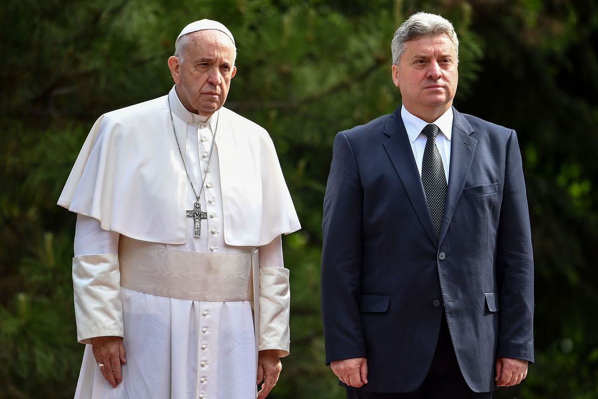 Pope Francis (L) is welcomed by Macedonia`s president Gjorge Ivanov during a welcome ceremony in the courtyard of the presidential palace in Skopje on 7 May. Photo: AFP
