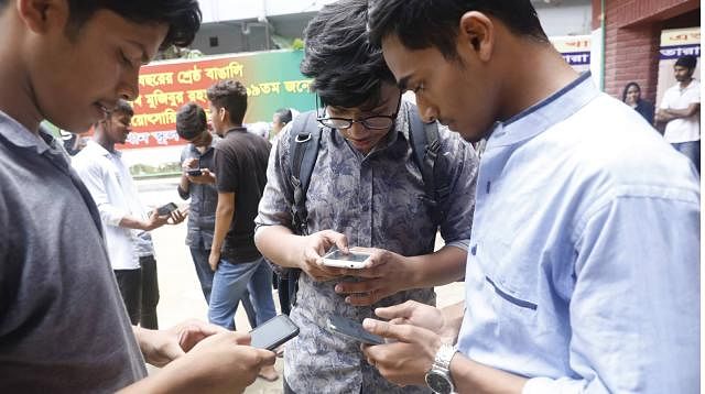 SSC examinees try to know their results online on 6 May, 2019. Photo: Dipu Malakar