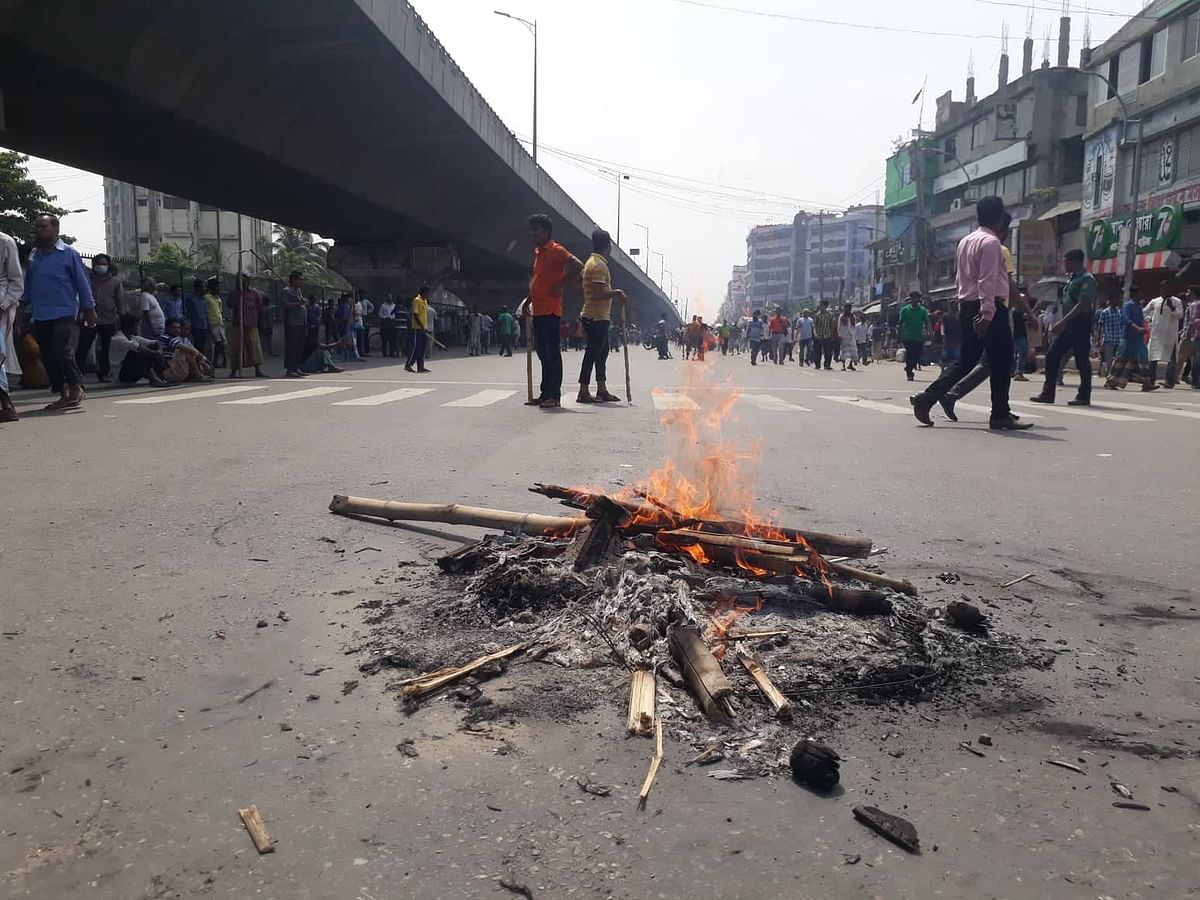 Workers block Jatrabari intersection demanding outstanding wages on 7 May, 2019. Photo: Asaduzzaman