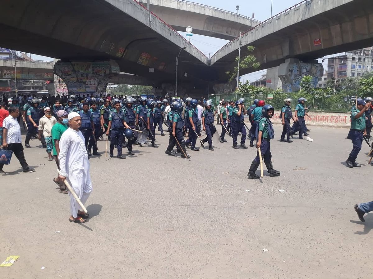 At one stage, police chase the workers to disperse them from area on 7 May, 2019. Photo: Asaduzzaman
