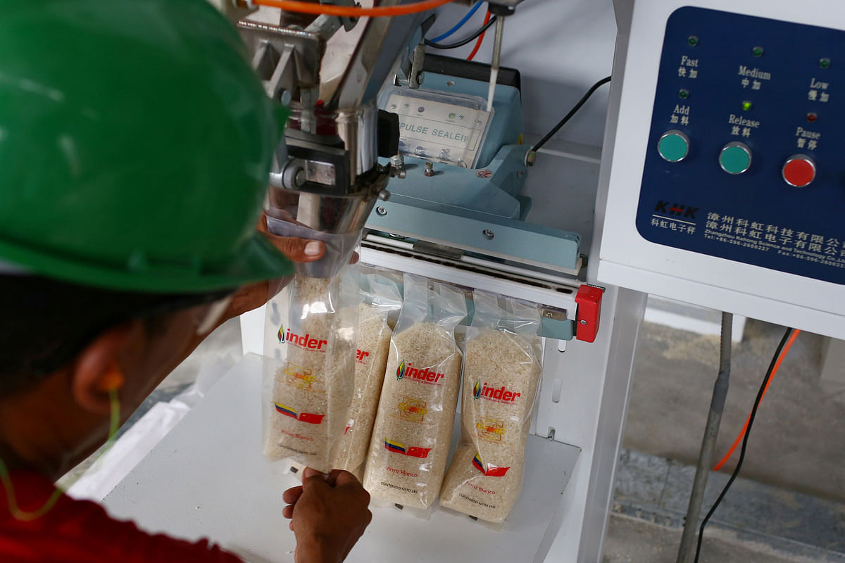 A worker packs rice in the Hugo Chavez rice plant in Tucupita, Venezuela on 27 November 2018. Photo: Reuters