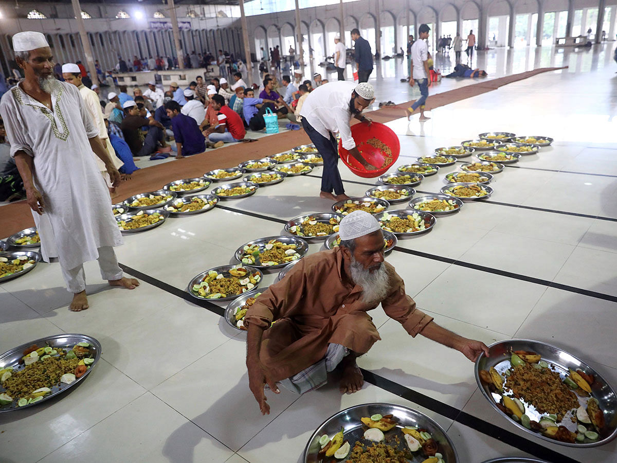 Volunteers arrange food plates at the Baitul Mokarram national mosque for the muslims to break fast during the fasting month of Ramadan in Dhaka, Bangladesh, on 8 May 2019. Reuters