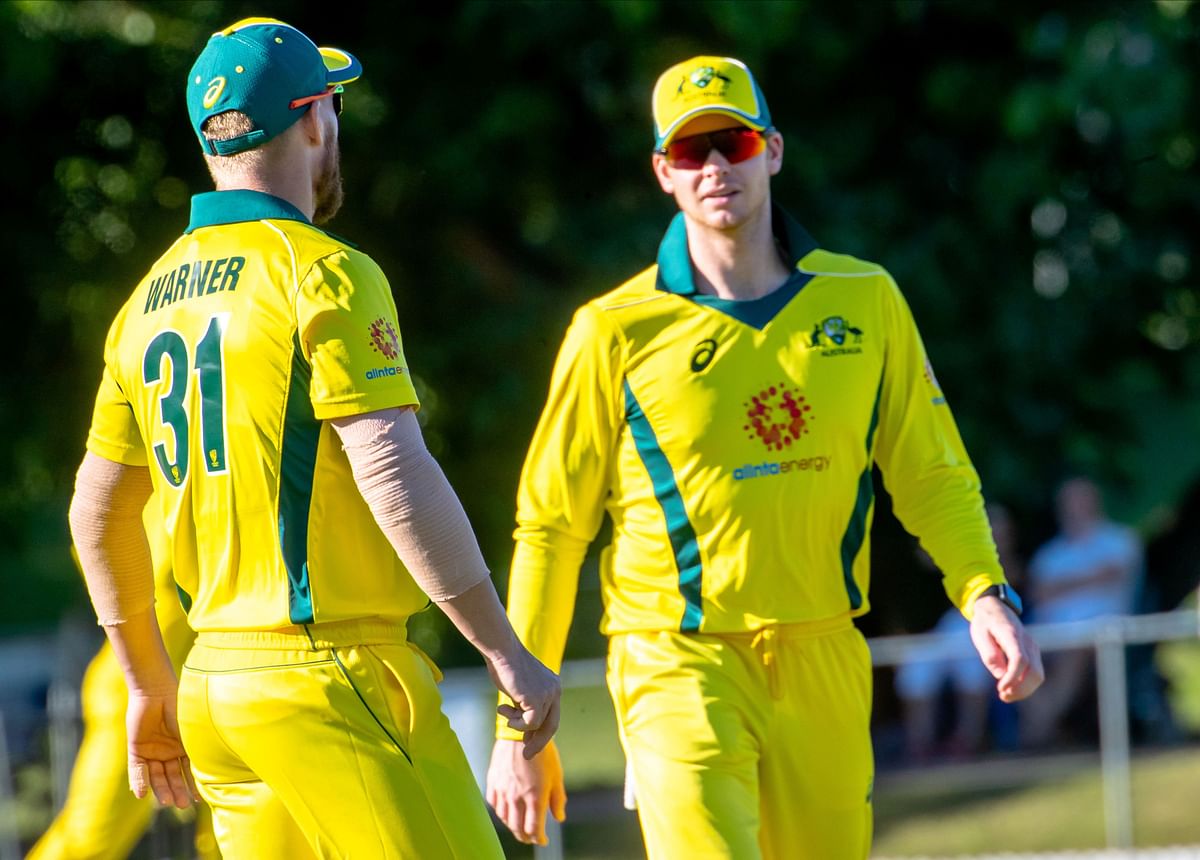 Australia`s Steve Smith (R) and David Warner speak during the second of three warm-up cricket matches between New Zealand and Australia in Brisbane on 8 May 2019. Photo: AFP