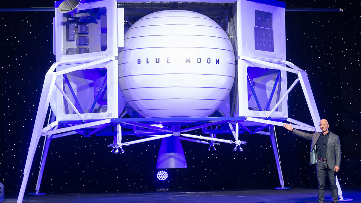 Amazon CEO Jeff Bezos announces Blue Moon, a lunar landing vehicle for the Moon, during a Blue Origin event in Washington, DC on 9 May. Photo: AFP