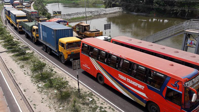 A huge traffic jam on Dhaka-Chattogram highway enters fourth day. Abdur Rahman takes this photo from Maizpara area in Daudkandi, Cumilla on 10 May.