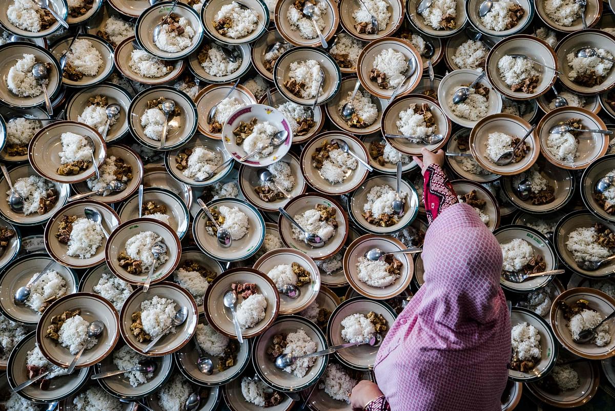 An Indonesian woman prepares meals for Muslims breaking their fast during the holy month of Ramadan at Jogokariyan Mosque in Yogyakarta on 11 May, 2019.  Photo: AFP