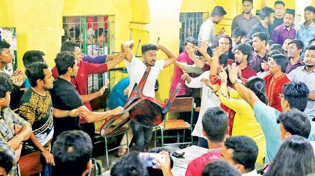 Bangladesh Chhatra League men locked into a clash among themselves over forming a committee. UNB File Photo