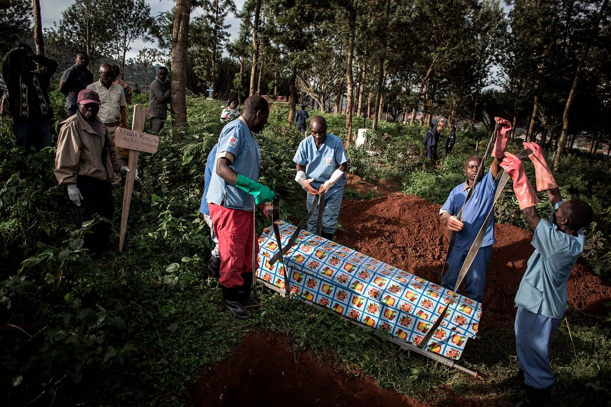 Health workers prepare to bury a coffin containing a victim of the ebola virus on 16 May, 2019 in Butembo in the Democratic Republic of Congo. The city of Butembo is at the epicentre of the Ebola crisis, the death toll of the outbreak to date is now over 1000 deaths. Photo: AFP