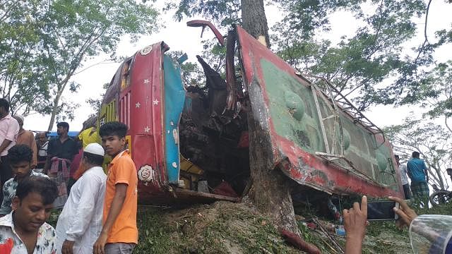The destroyed bus on Bagerhat-Mawa highway in Fokirhat, Bagerhat on Saturday. Photo: Prothom Alo