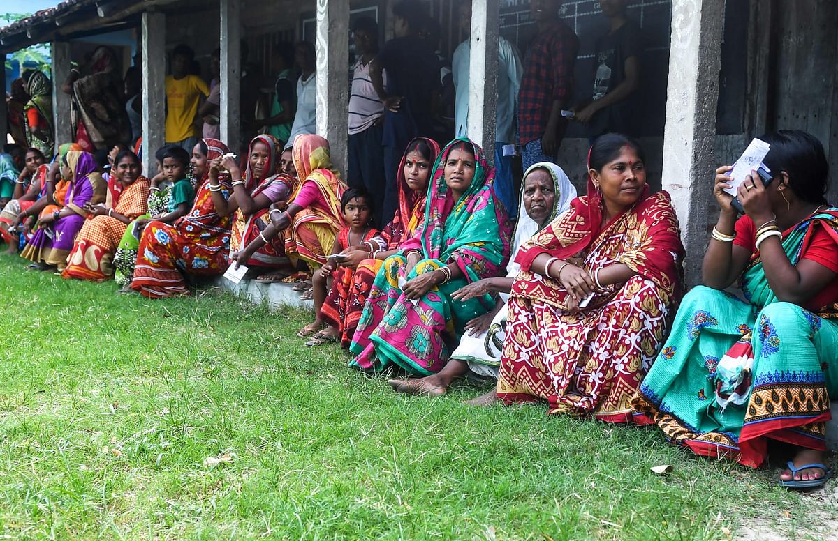 Indian voters sit as they queue to cast their votes in the Ghoramara island around 110 km south of Kolkata on 19 May 2019, during the 7th and final phase of India`s general election. Voting in one of India`s most acrimonious elections in decades entered its final day on 19 May as Hindu nationalist Prime Minister Narendra Modi scrambled to hang on to his overall majority. Photo: AFP