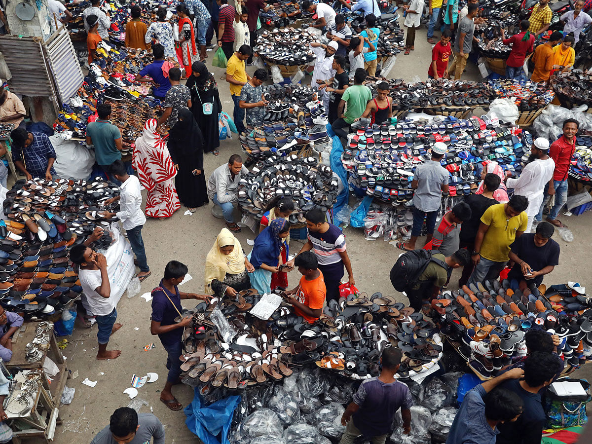 People gather at a street shoe market in Dhaka, Bangladesh, 19 May 2019. Photo: Reuters