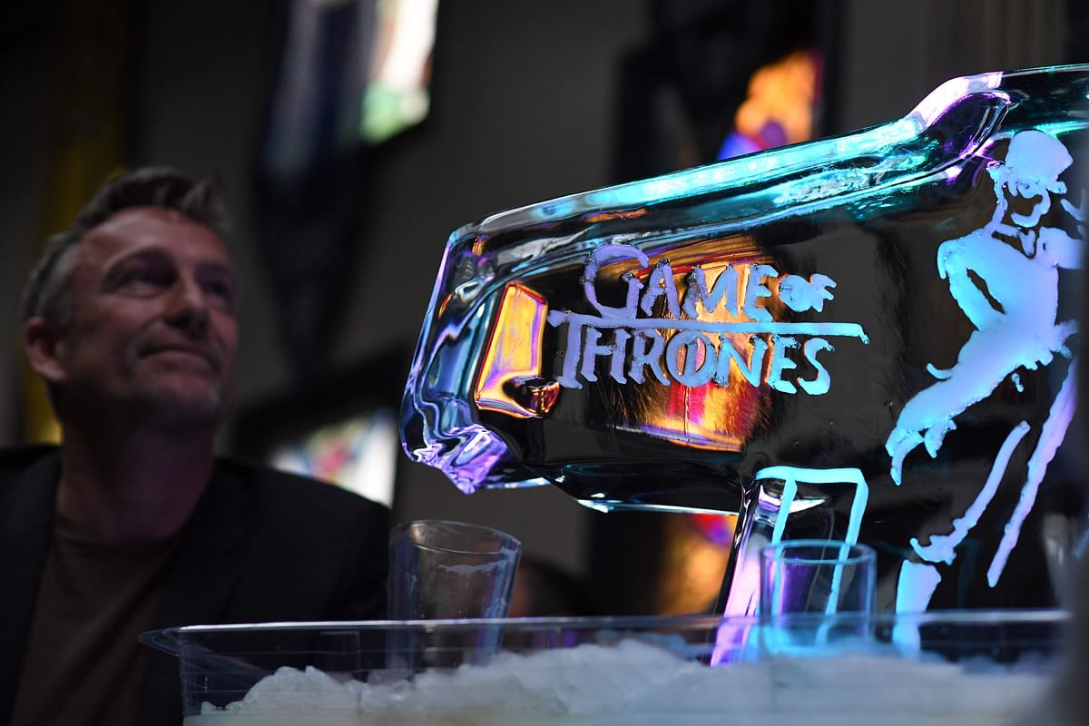 A man sits near an ice sculpture as fans watch HBO`s `Game of Thrones` series finale at a viewing party at Brennan`s bar in Marina del Rey, California, 19 May, 2019. Photo: AFP