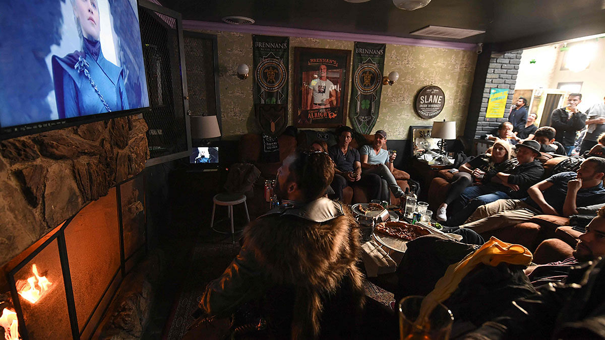 Fans watch HBO`s `Game of Thrones` series finale at a viewing party at Brennan`s bar in Marina del Rey, California, 19 May 2019. Photo: AFP