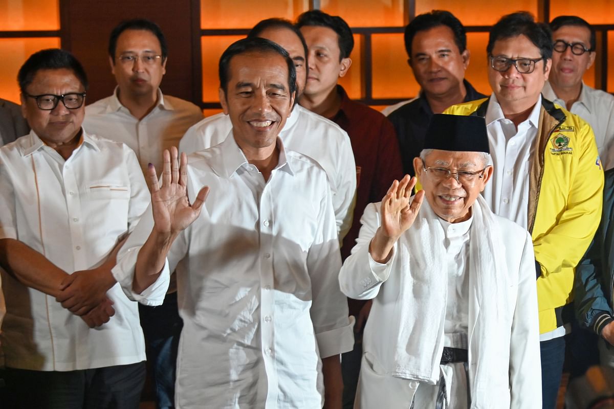 In this file photo taken on 17 April, 2019 Indonesian president Joko Widodo (C), his vice presidential candidate Maruf Amin (R) and coalition party leaders, hold a press conference after the country`s general election in Jakarta. Photo: AFP