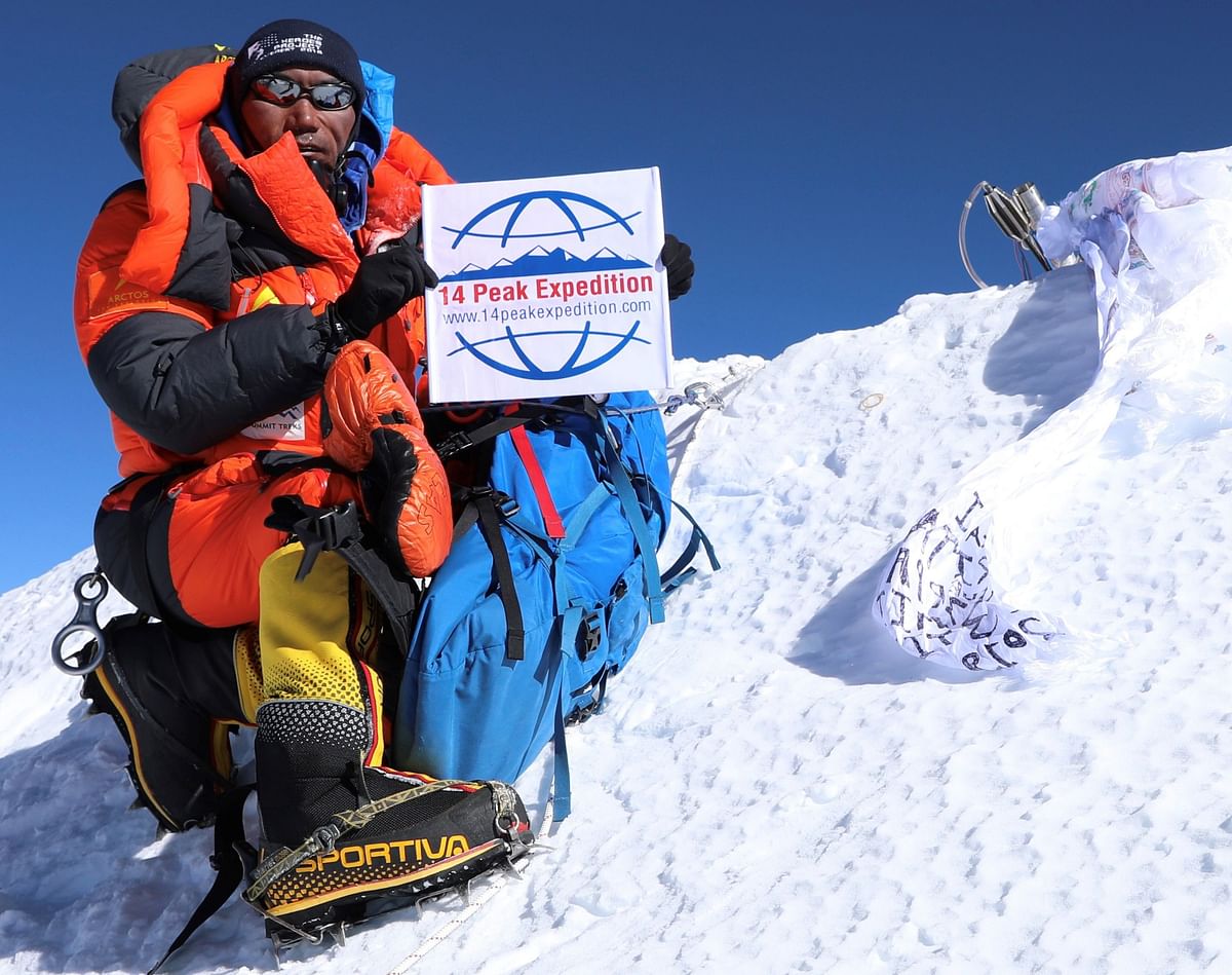 his handout photo taken on 15 May 2019 and released by Seven Summit Treks shows Nepali mountaineer Kami Rita Sherpa posing at the top of Mount Everest after summiting it for the 23rd time, breaking his own world record set last year. Photo: AFP