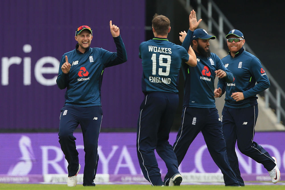 England`s Joe Root (L) celebrates with teammates after catching Pakistan`s Fakhar Zaman in the first over off the bowling of England`s Chris Woakes (C) during the fifth One Day International (ODI) cricket match between England and Pakistan at Headingley in Leeds, northern England on 19 May 2019. Photo: AFP