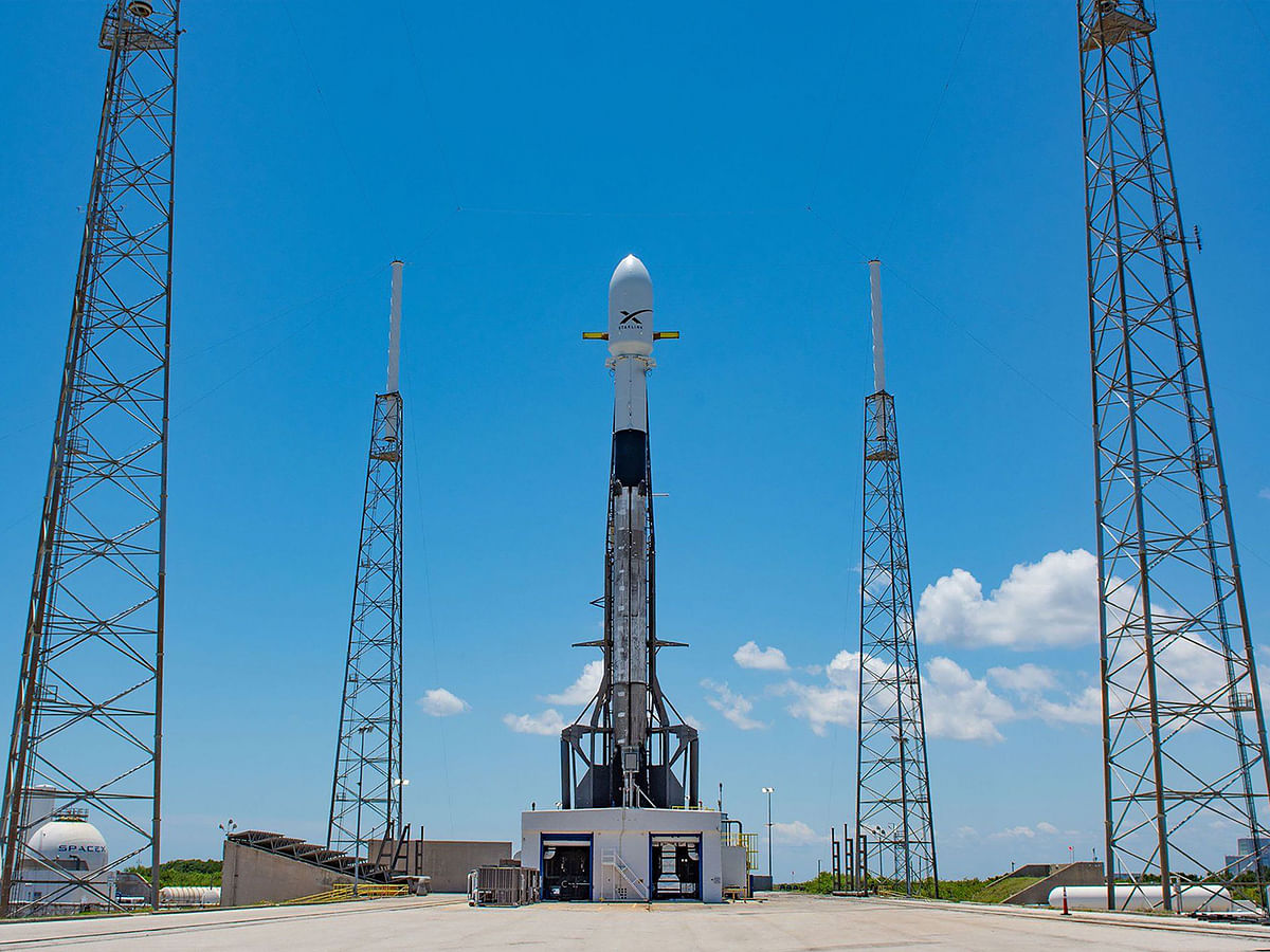 This handout photo released by SpaceX on 16 May 2019 shows Falcon 9 ready for the second launch tentative of 60 Starlink satellites from Space Launch Complex 40 at Cape Canaveral Air Force Station in Cape Canaveral, Florida. Photo: AFP