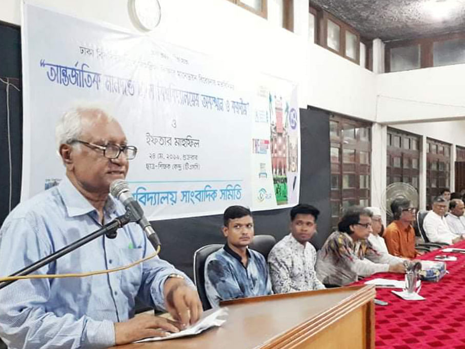 Professor Emeritus Serajul Islam Choudhury speaks at a seminar at Teacher-Student Centre of Dhaka University organised by the universitys’ journalists` association (DUJA) on Friday. Photo: UNB