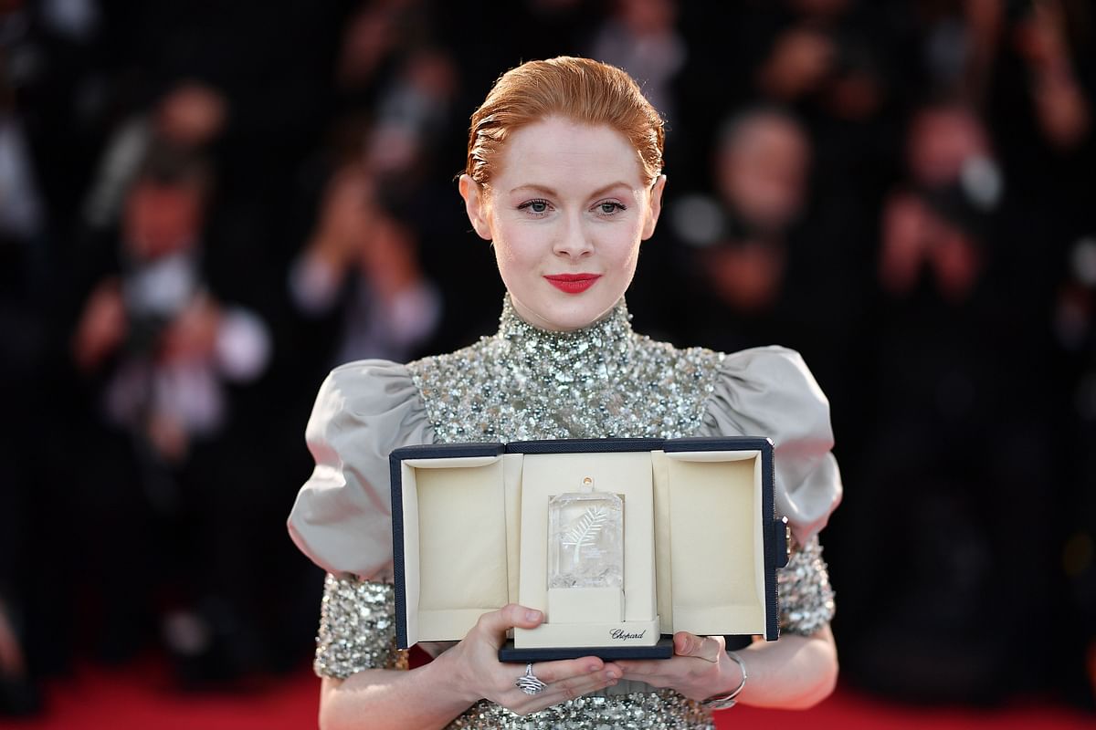British actress Emily Beecham poses during a photocall with her trophy after she won the Best Actress Prize for her part in `Little Joe` on 25 May, 2019 during the closing ceremony of the 72nd edition of the Cannes Film Festival in Cannes, southern France. Photo: AFP