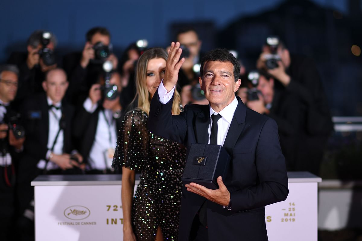 Spanish actor Antonio Banderas (R) poses during a photocall with his partner Nicole Kimpel on 25 May 2019 after he won the Best Actor Prize for his part in `Dolor Y Gloria (Pain and Glory)` at the 72nd edition of the Cannes Film Festival in Cannes, southern France. Photo: AFP  Banderas wins Cannes `best actor`
