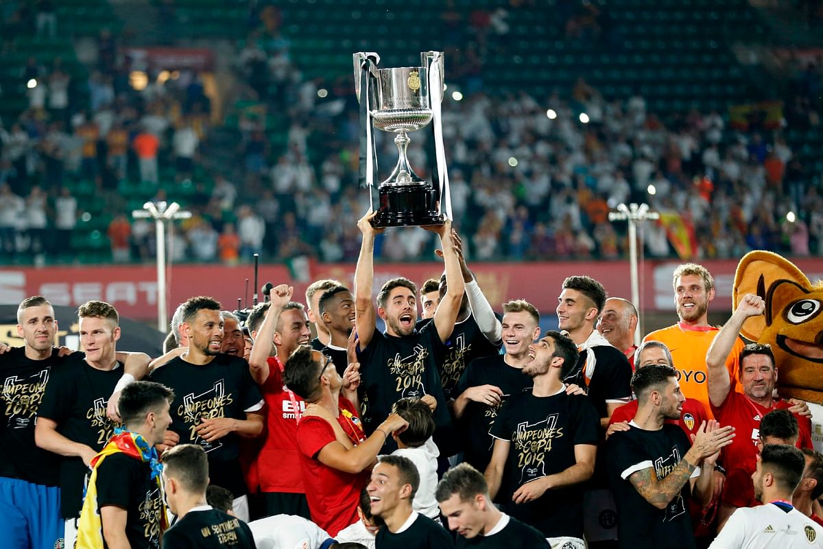 Valencia players celebrate with their trophy after winning the 2019 Spanish Copa del Rey (King`s Cup) final football match against Barcelona at the Benito Villamarin stadium in Sevilla on 25 May 2019. Photo: AFP