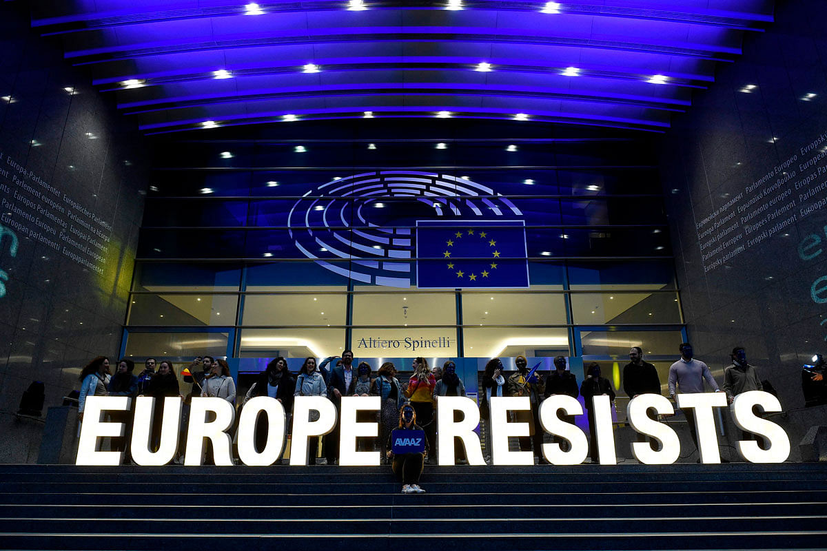 People holds letters forming the words `Europe Resists` during an action of activist group Avaaz outside the European Parliament after the announcement of results for European parliamentary elections in Brussels on 26 May 2019. Photo: AFP