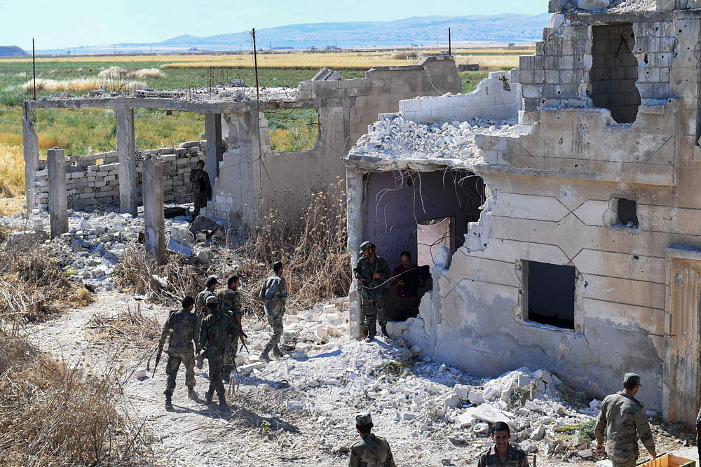 Syrian  forces near a namaged building at the entrance of the town Kafr Nabuda, in the north of the Syrian Hama province on 26 May 2019. Photo: AFP