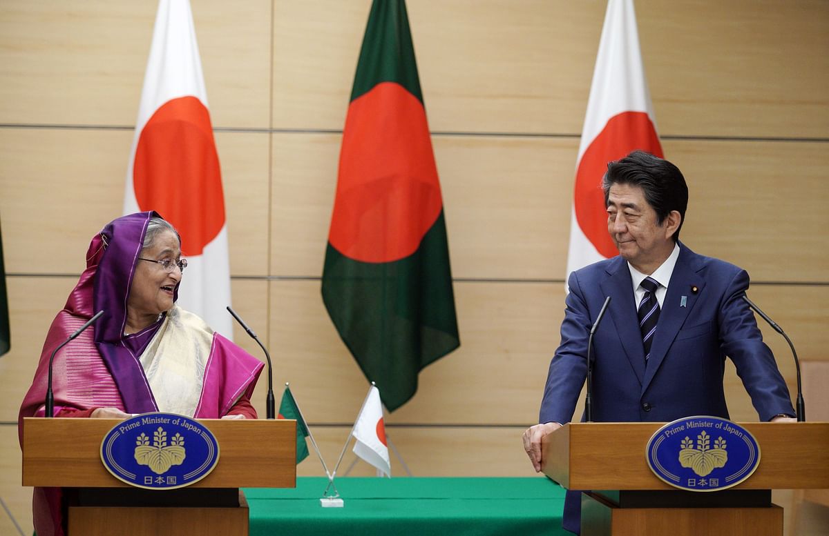 Bangladesh`s Prime Minister Sheikh Hasina (L) and Japan`s Prime Minister Shinzo Abe (R) attend a joint media conference at Abe`s official residence in Tokyo on 29 May 2019. Photo: AFP