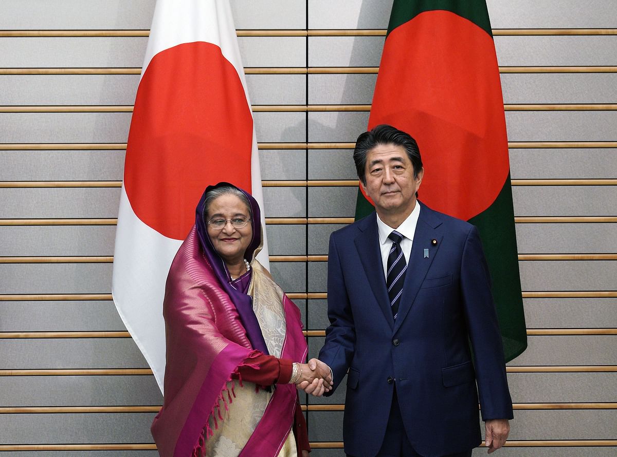 Bangladesh`s prime minister Sheikh Hasina (L) shakes hands with Japan`s prime minister Shinzo Abe (R) at the start of their meeting at Abe`s official residence in Tokyo 29 May, 2019. Photo: AFP