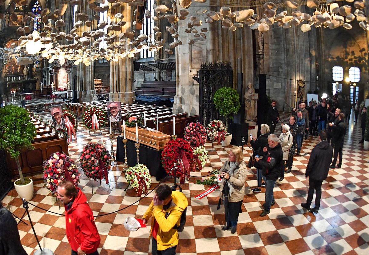 People queue to pay their respects in front of the coffin of Austrian three-time Formula One world champion Niki Lauda at the Stephansdom (St Stephen`s Cathedral) in Vienna during his funeral ceremony on 29 May, 2019. Photo: AFP