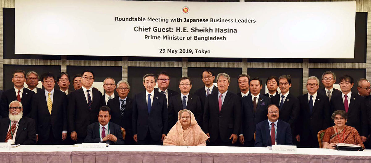 Prime minister Sheikh Hasina takes part in a photo session with Japanese business leaders after a roundtable with them at Hotel New Otani, Tokyo on 29 May. Photo: PID