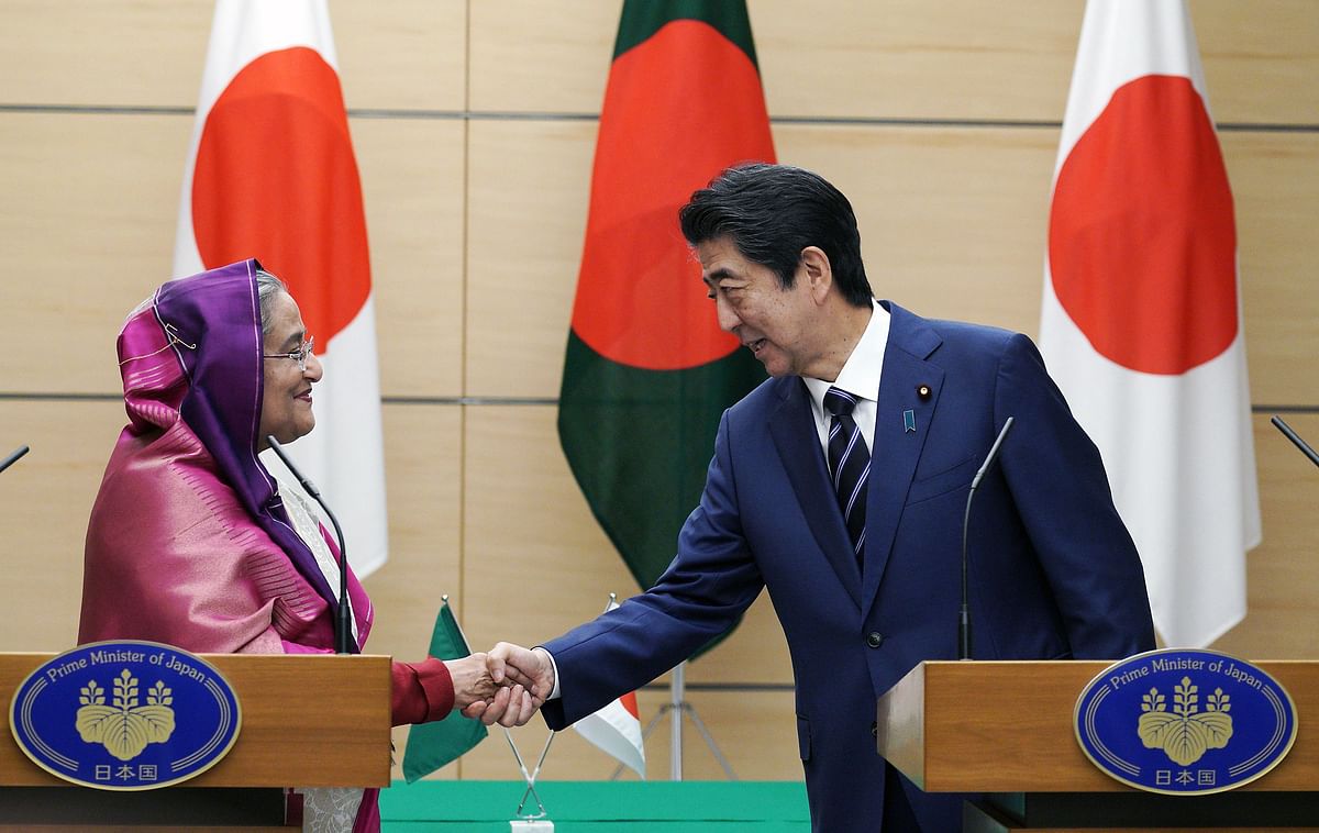 Bangladesh`s Prime Minister Sheikh Hasina (L) and Japan`s Prime Minister Shinzo Abe attend a joint media conference at Abe`s official residence in Tokyo on 29 May 2019. Photo: AFP