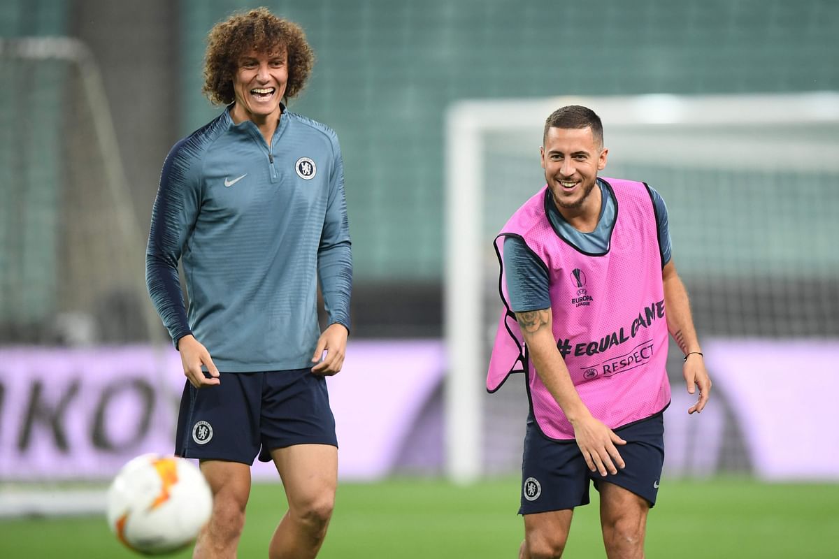 Chelsea`s Belgian midfielder Eden Hazard (R) shares a laugh with Chelsea`s Brazilian defender David Luiz during a training session at the Baku Olympic Stadium in Baku on 28 May, 2019 on the eve of the UEFA Europa League final football match between Chelsea and Arsenal. Photo: AFP