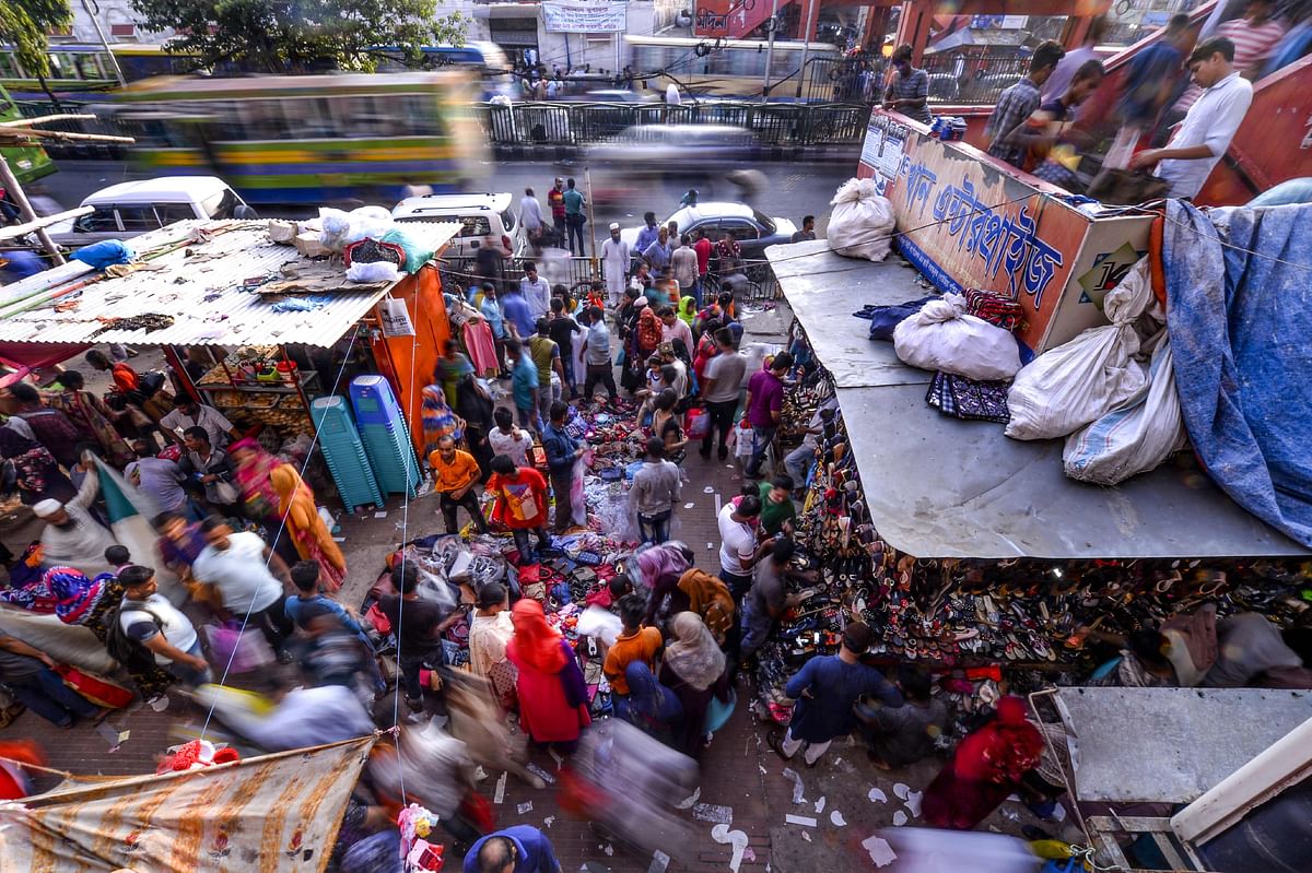 Bangladeshi customers visit a market during the month of Ramadan and ahead of Eid al-Fitr celebrations in Dhaka on 28 May 2019. Photo: AFP