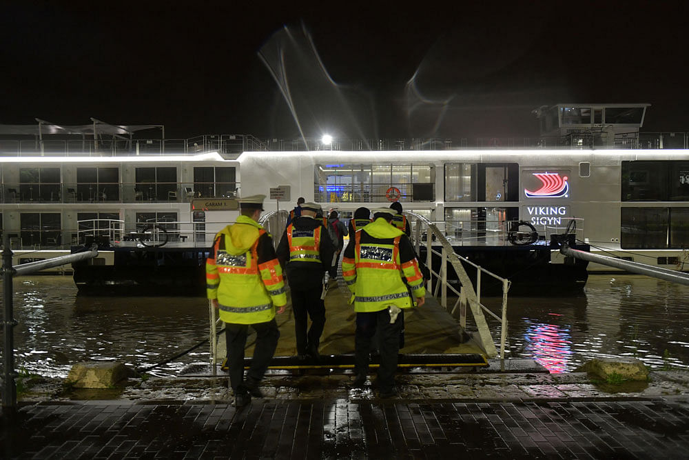 Hungarian police officers walk onto a Viking Cruises Sigyn hotel-boat as they investigate an accident on the banks of Danube River in downtown Budapest on 30 May 2019. Photo: AFP