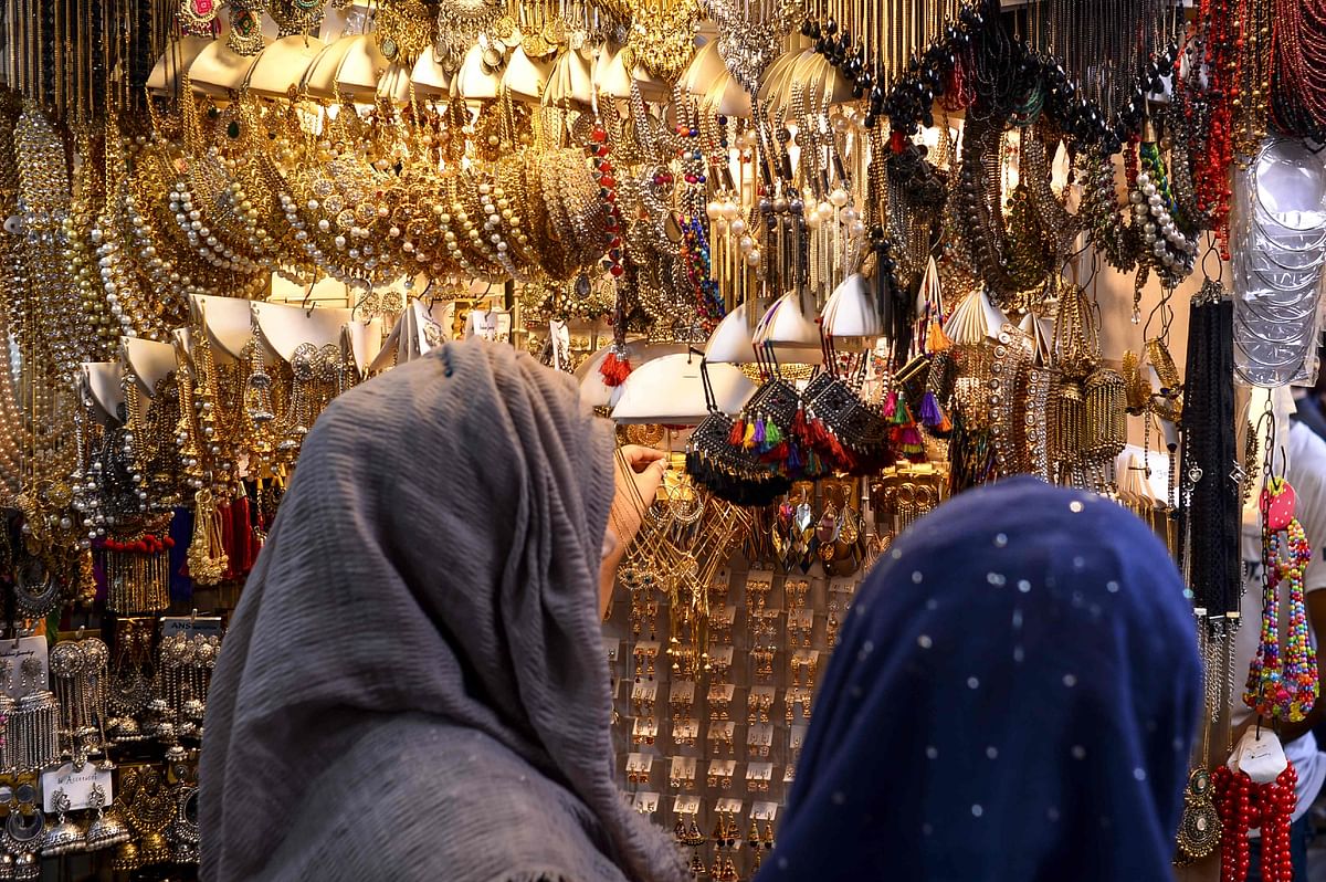 Bangladeshi customers look at jewellery at a market during the month of Ramadan and ahead of Eid al-Fitr celebrations in Dhaka on 28 May 2019. Photo: AFP