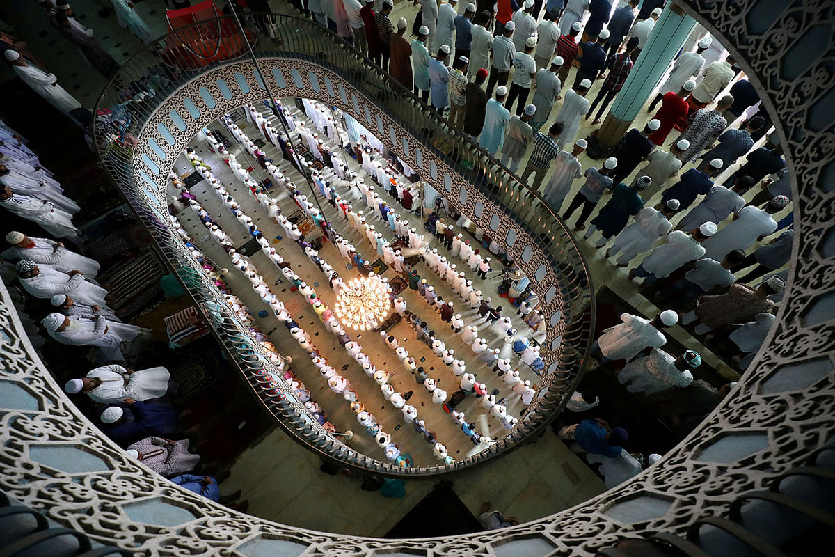 Muslims pray at the Baitul Mukarram National Mosque during Jumatul Wida, or the last Friday prayers, during the holy fasting month of Ramadan in Dhaka, Bangladesh, 31 May, 2019. Photo: Reuters